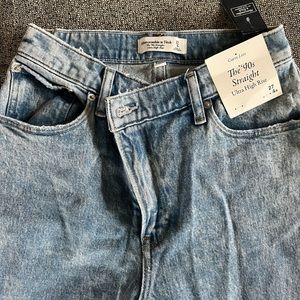 Abercrombie Curve Love 90s Ultra High Rise Straight Jeans